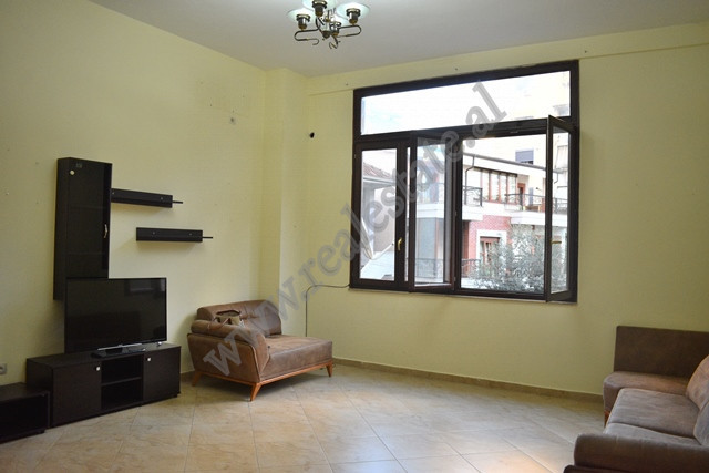 Ambient zyre me qira ne rrugen Skender Luarasi ne Tirane.&nbsp;
Apartamenti pozicionohet ne katin e